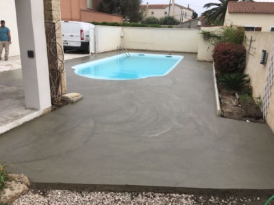 Terrasse travertin et parement de pierres à Fos